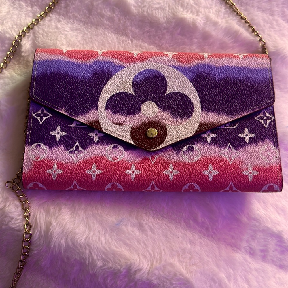 Louis Vuitton clutch with Gold shoulder chain